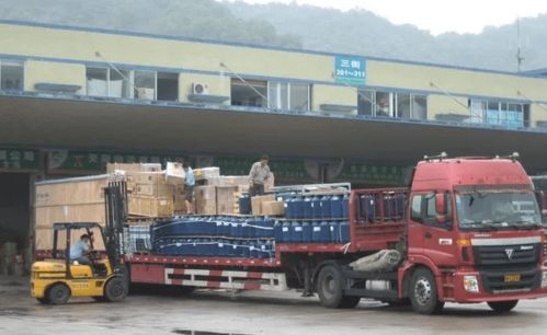 货车24小时限行,不只让物流业为难,更限制了经济的发展